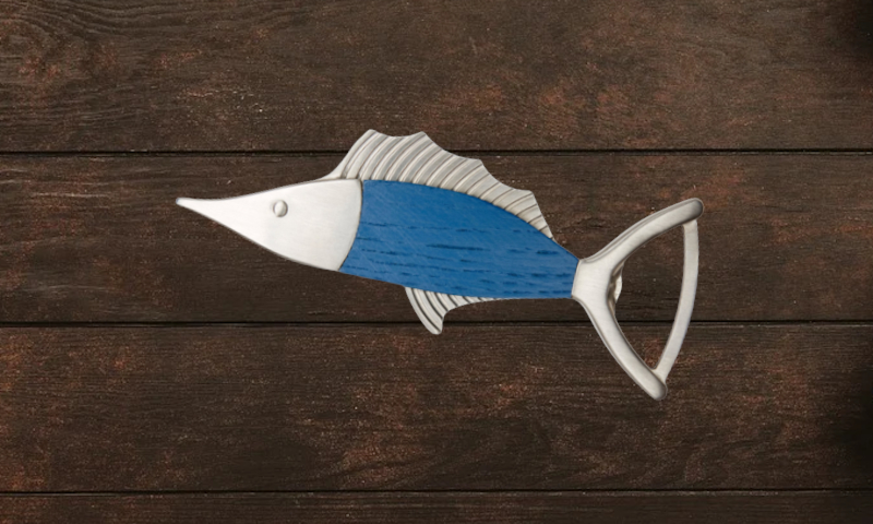 Blauwe Marlijn bieropener Blauwe Marlijn bieropener op tafel